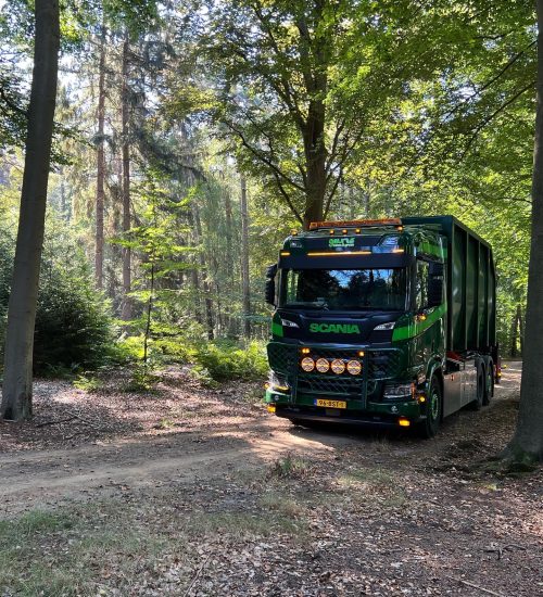 Scania LKW im Wald mit Hackschnitzel