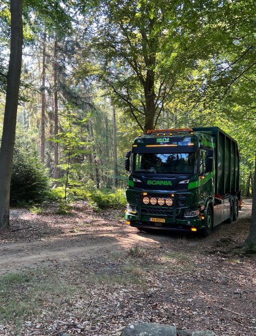Scania LKW im Wald mit Hackschnitzel